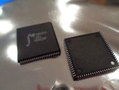 2 microprocesadores IDT79R3051-20J 32 bits arquitectura MIPS RISC 20 MHz PLCC84