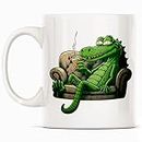 Sad Crocodile Smoking On The Sofa Tasse drôle, tasse à café blanche