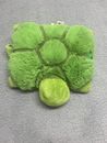 Peluche esponjoso My Pillow Pet Turtle verde y amarillo tamaño mediano