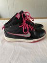 Zapatos de baloncesto Nike Team Hustle D6 (6 años) para niñas - negros/blancos/rosa lámina/plateados