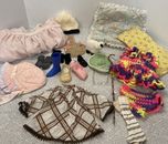 Lote mixto de ropa/accesorios de muñeca vintage de varios tamaños Chrissy y muñeca bebé