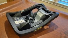 Urbini OMNI CAR SEAT BASE - EXCELLENT CONDITION 2025 DATE! GOOD TO HAVE AN EXTRA