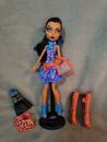 MONSTER HIGH - Muñeca ROBECCA STEAM 1 WAVE con OUTFIT "Fashion Deluxe" y stand
