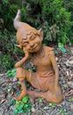Gusseisen sitzender Pixie Elf Kobold Zwerg - Outdoor Garten Statue Ornament - 39 cm