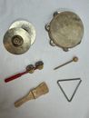 Instrumentos musicales vintage para niños - pandereta, platillos, triángulo, clapper
