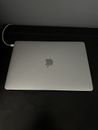 Apple MacBook Air 13 in plateado 1,1 GHz 8 GB de memoria 256 GB de almacenamiento (usado)