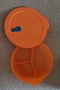 Tupperware Micro Tup Menüteller in Orange. Durchmesser 25,5 cm, Tiefe 6cm.