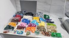 6 KGS LOT OF CLEAN AND SORTED BY COLOUR LEGO BLOCKS WITH LARGE BASE BOARD