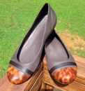 Zapatos planos de ballet para mujer Crocs, talla 10, marrones, punta de tortuga, sin cordones 