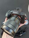 Cámara sin espejo Sony A7III con lente Sony 24-70 F4, baterías, correa, filtros