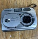 Digital Camera Fuji Fine Pix 2600 Zoom 2.0 MP ohne Batterien Ungetestet
