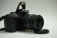 Nikon D3300 mit AF-S 18-55mm VR II Objektiv -- Spiegelreflexkamera - Schwarz