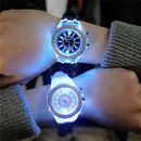 Moda Hombres Mujeres Reloj de Pulsera LED Retroiluminación Cristal Cuarzo Banda de Silicona Deportivo