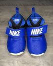 Zapatos Nike Team Hustle para niños pequeños talla 8C azul real 881943-405