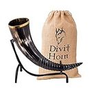 Corne à boire Viking avec support en fer véritable Divit | Ornements en laiton et sac-cadeau en toile de jute inclus | Corne de 13 ’’ capacité de 16 oz (400 ml) | L'original. (Swirl Carved, Polished)