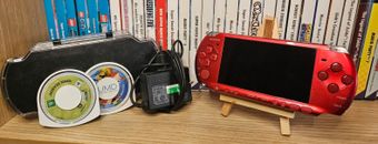 Sony PSP 3003 Radiant Red Handheld-Spielkonsole Ladekabel, Schutzcase & 2 Spiele