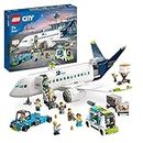 LEGO City Avión de Pasajeros, Juguete de Construcción de Avión Grande con Vehículos para el Personal de Tierra del Aeropuerto: Autobús Lanzadera, Remolcador, Camión de Equipajes y 9 Minifiguras 60367