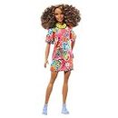 Barbie - Bambola Fashionistas con capelli ricci castani, sportiva, con vestito t-shirt con graffiti e accessori, giocattolo per bambini, 3+ anni, HPF77