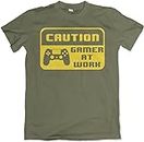 Teamzad Caution Gamer at Work Playstation Compatible Controler T-Shirt, verde, L