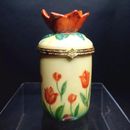 Portavelas de porcelana Bombay Company con parte superior de tulipán y tema