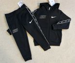 Jungen Nike Tape Logo durchgehender Reißverschluss Poly Trainingsanzug. Authentisch neu mit Etikett. Alter 3-4