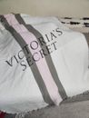 Manta acogedora con flecos rosa y gris crema de Victoria's Secret con flecos