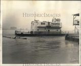 1975 Press Photo Jackson Avenue Ferry Avoids Floating Log In Mississippi River
