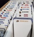 (32) Divisores de tarjetas deportivas ALTOS con 32 etiquetas de logotipos de equipos GRATUITOS de la NHL