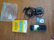 Teléfono celular Motorola W175G con accesorios