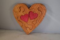 Cadeau d'amour, Un puzzle contenant 2 coeurs rouges en bois, Casse-tête en bois
