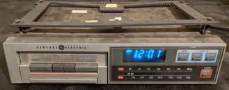 GE 7-4265A Under-Cabinet Cassette Tape Player / AM-FM Clock Radio. (WORKS GREAT)