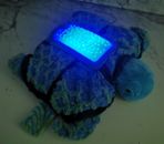 Almohada Mascotas Dream Lites Tortuga Azul - Luz Nocturna | Cielo Estrellado - Cambio de Color