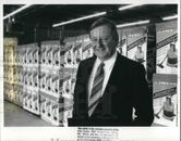 1988 Foto de prensa Alan Brazier, CEO de Vax Appliances, inventor de Vax Cleaner