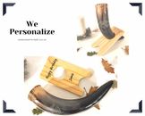 Grande corno da bere vichingo inciso personalizzato con supporto in legno