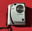 Cámara digital Fujifilm FinePix 4700 con zoom probado en funcionamiento
