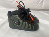 Nike Air Foamposite Pro “Sequoia” Talla 2C Infantil Verde Oscuro Negro Naranja
