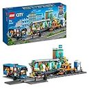 LEGO City Bahnhof, Spielzeug mit Schienen-LKW, Straßenplatte, Schienensegmenten, Spielzeugbus und Minifiguren, Geschenk für Kinder, Jungen und Mädchen, kombinierbar mit Anderen Sets 60335