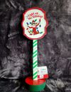 Nuevo letrero alto de saludo de vacaciones de Navidad de Elfo en el estante ILUMINA LAS VACACIONES