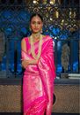 Presentación de la colección Heritage Sari abraza la elegancia con nuestros saris Banarasi
