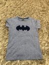 sehr guter Zustand Jungen Batman T-Shirt Alter 4 Jahre offiziell nächste Kleidung *