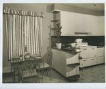 Einbauküche & Esstisch c1940er Jahre Pressefoto - By-Line Merkmale