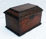 Antigua caja de joyería/costura/baratija de roble con figura artesanal artesanal