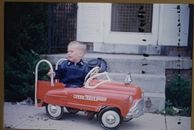 35 mm Ektacromo Años 50 Slide Boy Pedal Coche Murray Cara Triste Camión del Departamento de Bomberos de la Ciudad