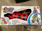 Nuevo en caja Ladybird Scuttlebug Paseo en Caminar Triciclo Ligero Plegable Edades 1-3