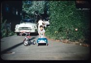 Coche de pedales Little Boy de la década de 1950 #2 vintage 35 mm borde rojo extensión Kodachrome