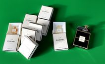 CHANEL Parfums et beauté - Collection de 81 miniatures.