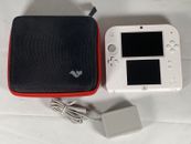 Sistema Nintendo 2DS blanco y rojo con cargador