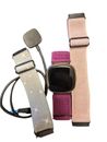Fitbit Versa 4 Activity Tracker - Oro rosa con nastri in tessuto con caricabatterie 