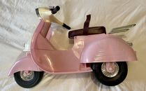 Bambola ciclomotore scooter rosa di nostra generazione cavalca in stile scooter ciclomotore