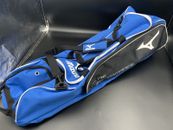 Bolso carrito de equipo de viaje Mizuno de 2 ruedas 36"" alto en muy buen estado deportivo azul 3 bolsillos